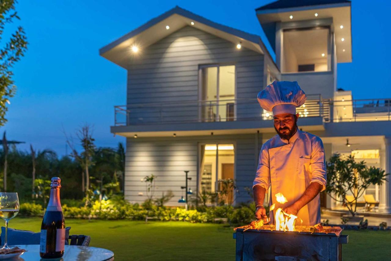 Stayvista At Serenity Farms With Pool, Lawn, Bonfire & Bbq Sohna 외부 사진