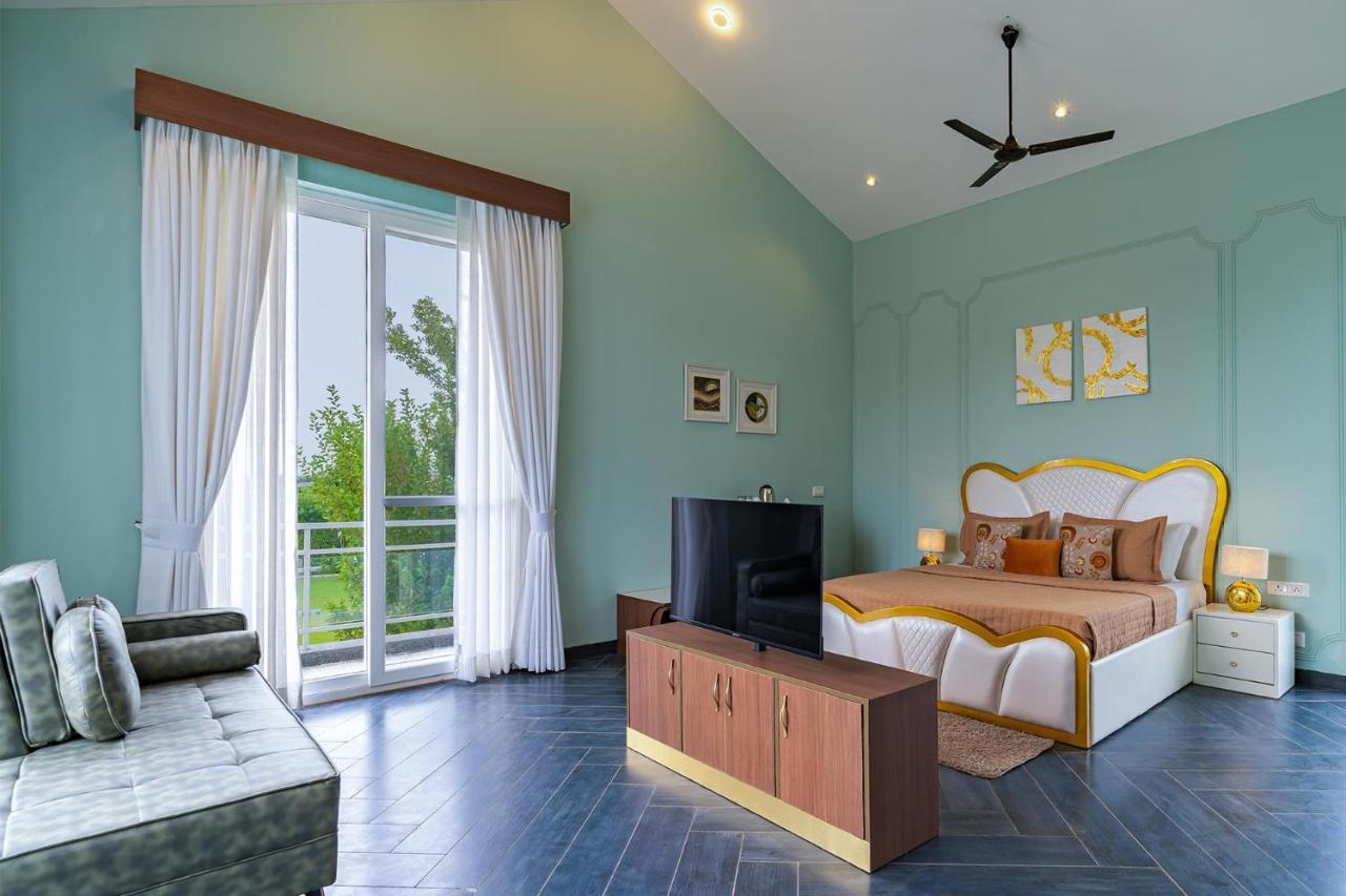 Stayvista At Serenity Farms With Pool, Lawn, Bonfire & Bbq Sohna 외부 사진
