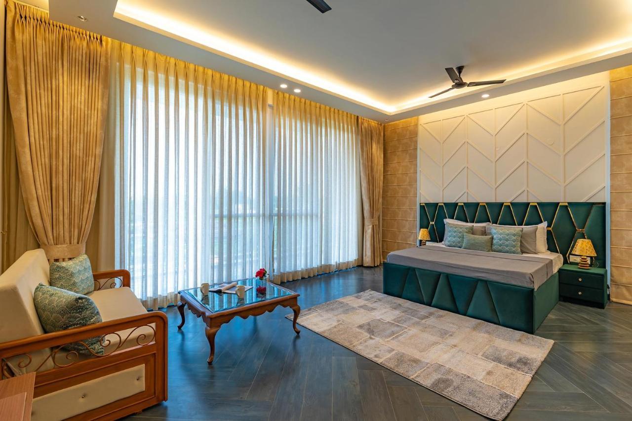 Stayvista At Serenity Farms With Pool, Lawn, Bonfire & Bbq Sohna 외부 사진