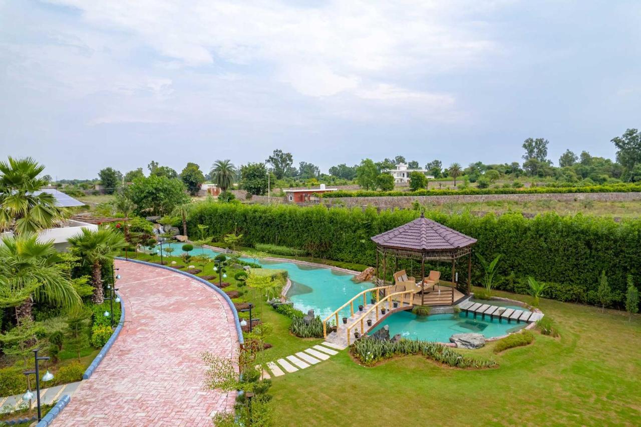 Stayvista At Serenity Farms With Pool, Lawn, Bonfire & Bbq Sohna 외부 사진