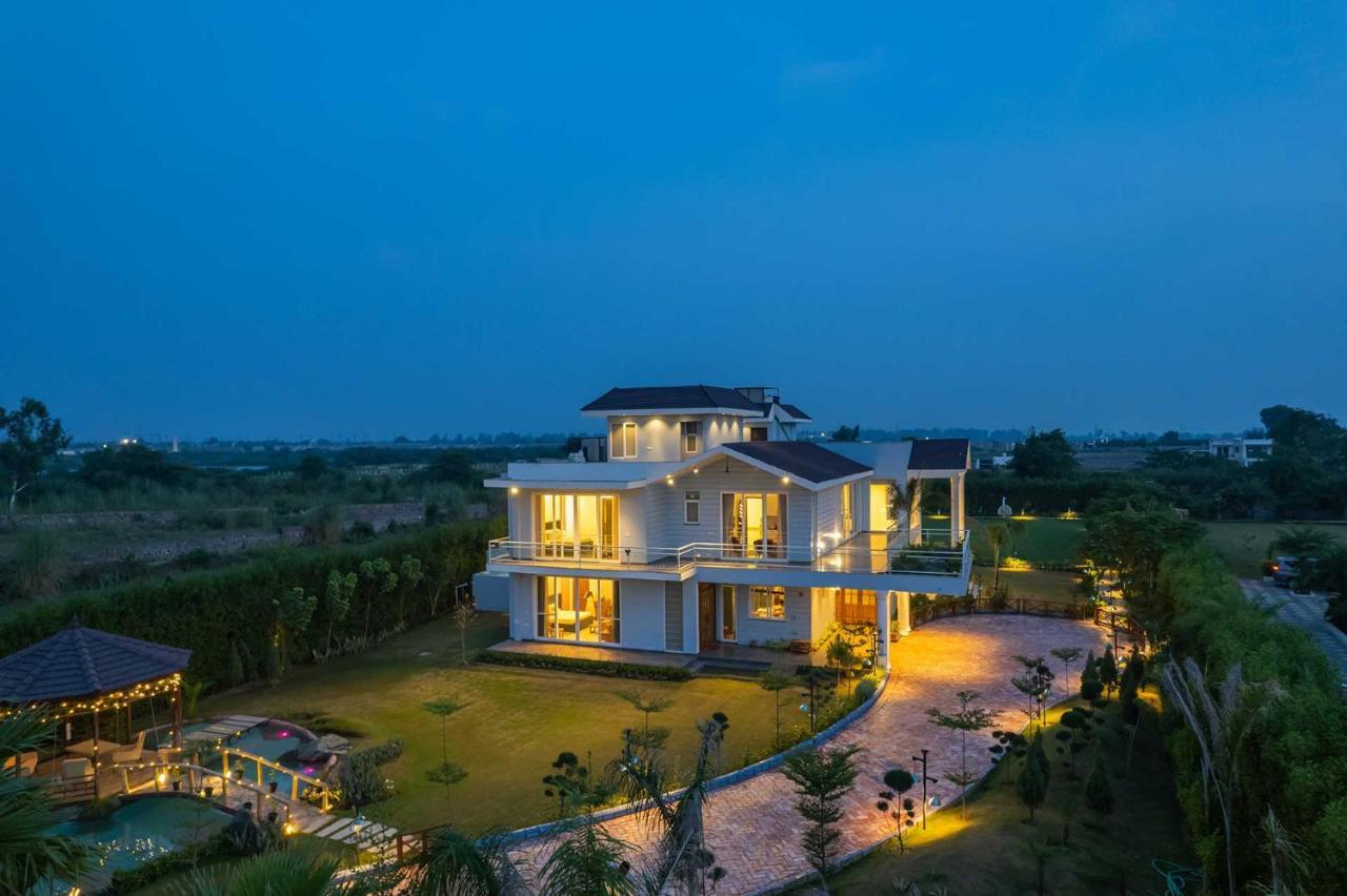 Stayvista At Serenity Farms With Pool, Lawn, Bonfire & Bbq Sohna 외부 사진