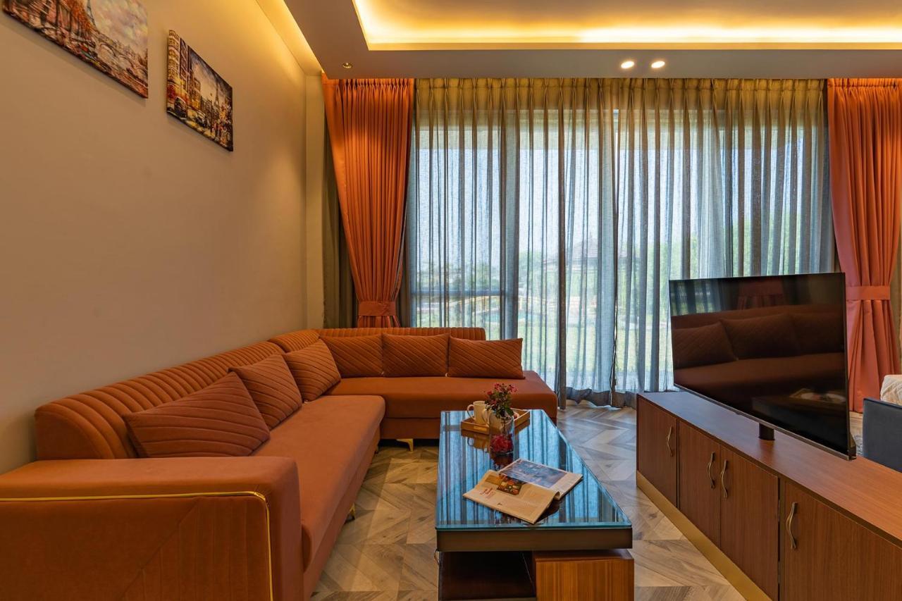 Stayvista At Serenity Farms With Pool, Lawn, Bonfire & Bbq Sohna 외부 사진