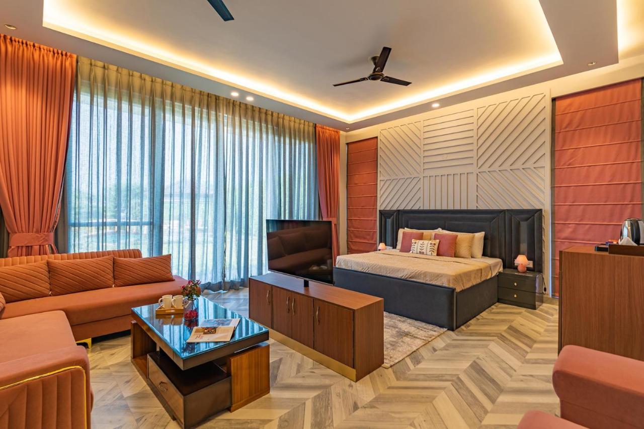Stayvista At Serenity Farms With Pool, Lawn, Bonfire & Bbq Sohna 외부 사진